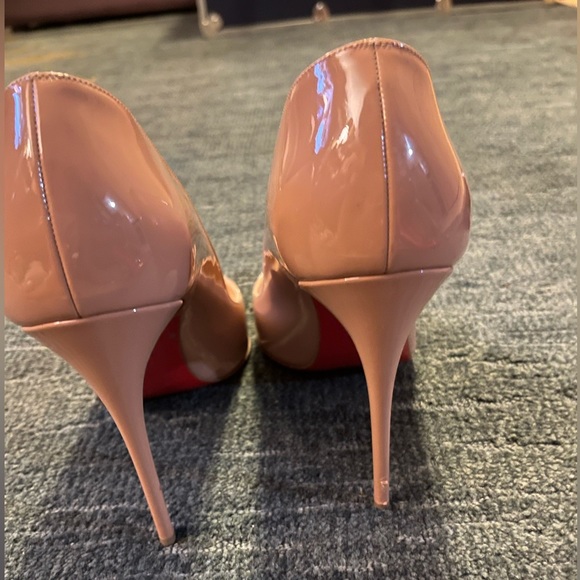 Christian louboutin size 40, red bottom shoe, Tan color very classic(red botton) - Picture 4 of 7
